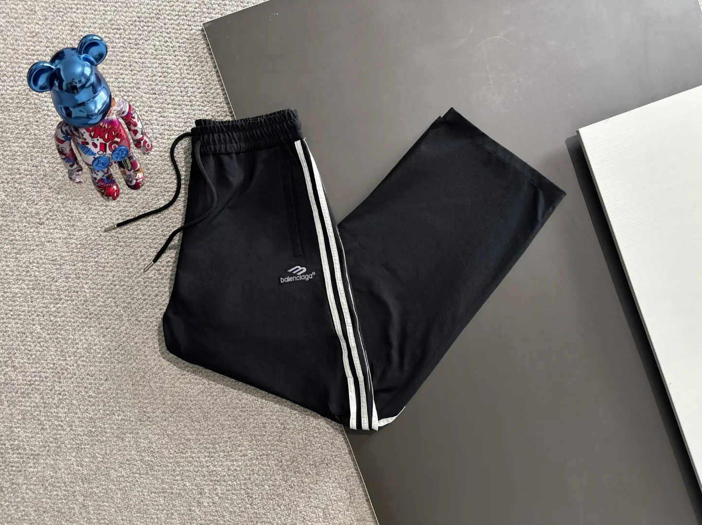 The next day shipped P195 Balenciaga 2026 summer New Arrival elastic casual pants, counter custom fabric Breathable high comfort, impeccable details, brand elements design concept, reflecting high quality. The hand feels delicate and soft! Casual cuts and awesome upper body! Sizes: S-3XL